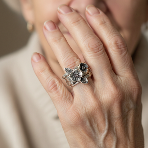 Vintage slāņveida gredzens ar ziedu sudrabā