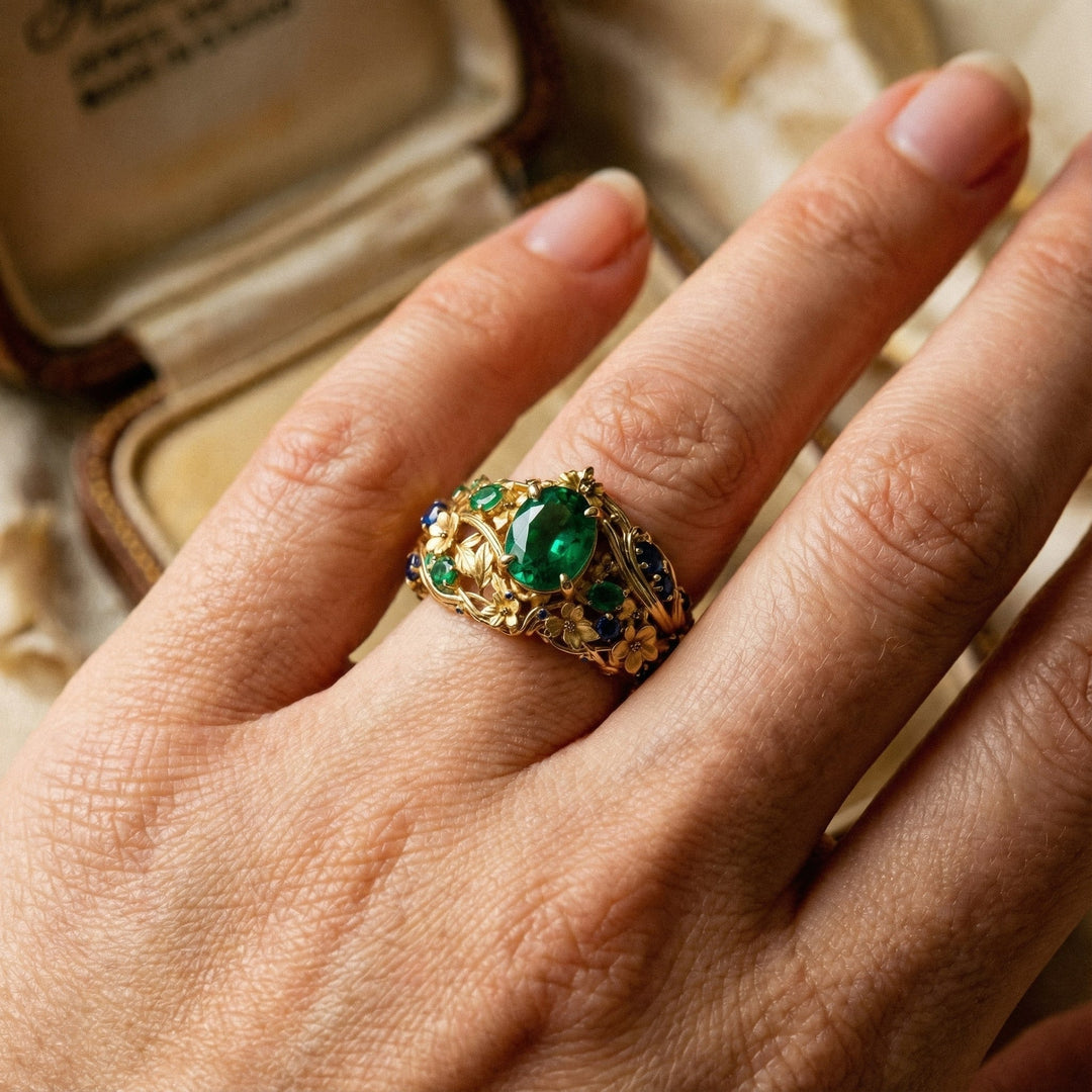 Zelta Gredzens ar Zaļajiem un Zilajiem Kristāliem