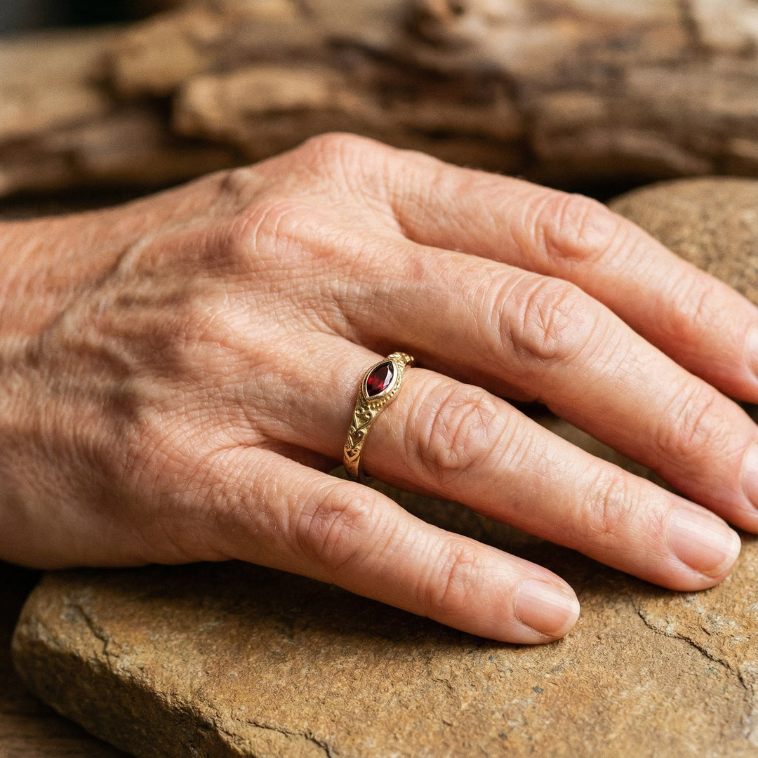 Anel Vintage Zelta ar Sarkano Kristālu