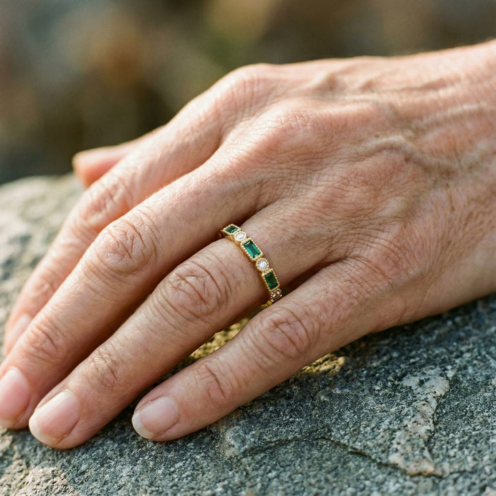 Anel Vintage Dourado ar Zaļo Zirkoniju