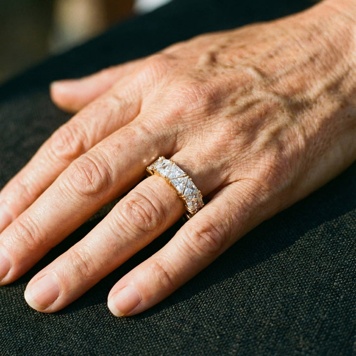 Anel Vintage Trīsstūris ar Zeltītām Akmeņiem