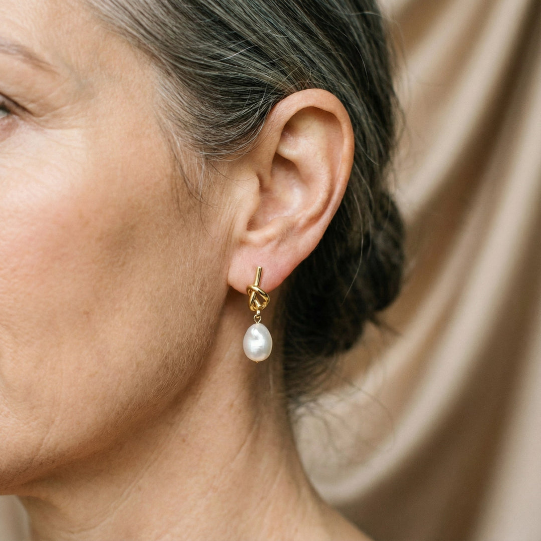 Eleganti auskari ar baroka pērļiem zeltā