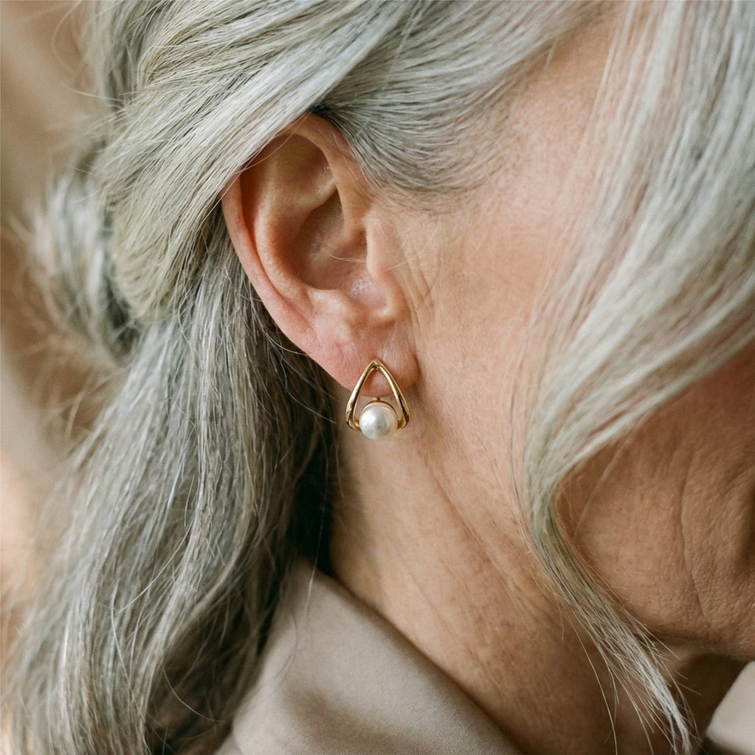 Trīsstūrveida auskari ar elegantiem pērļiem