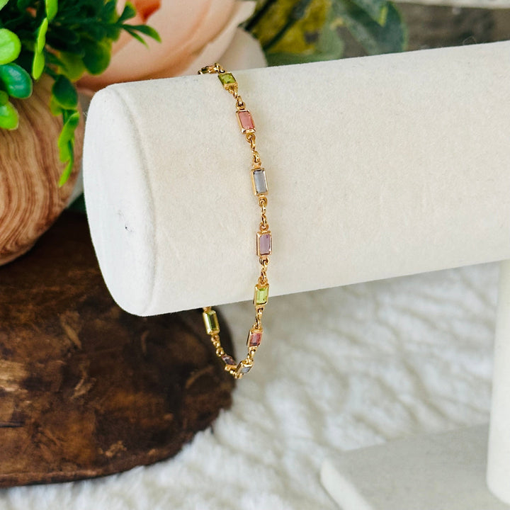 Isabella aproce ar daudzkrāsainām akmeņiem