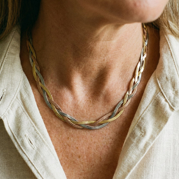 Elegants Kaklarota Zeltā un Sudrabā