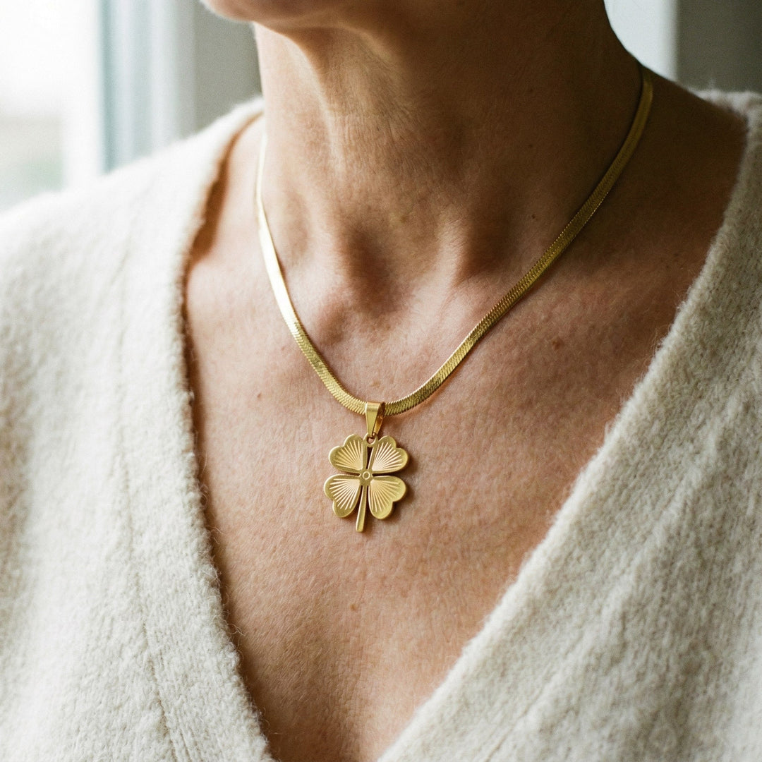 Zelta Trīslapu Kulons