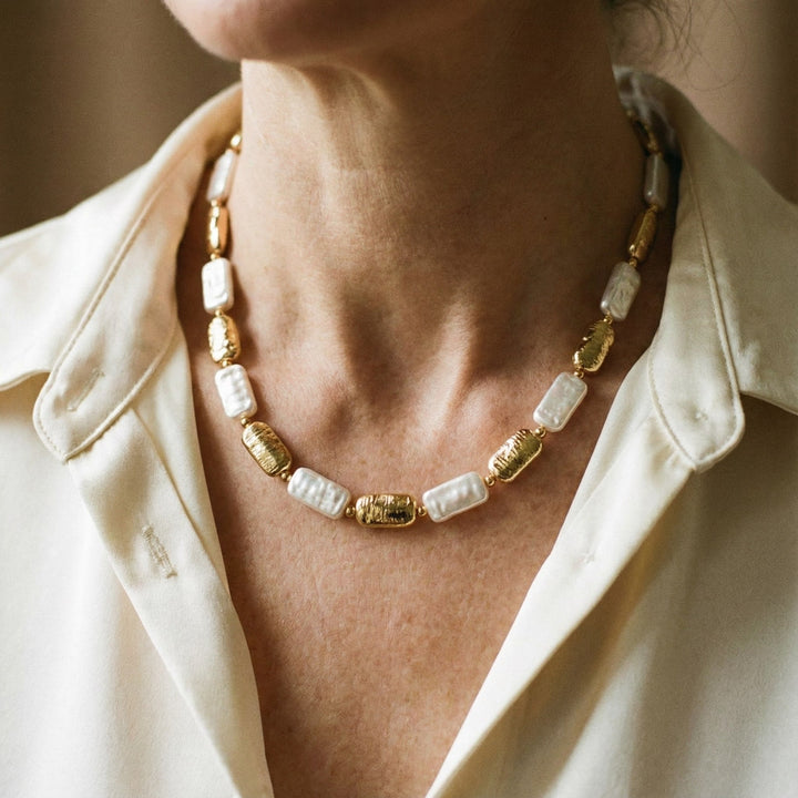 Vintage kaklarota ar zeltītiem un baltiem taisnstūra pērļu elementiem