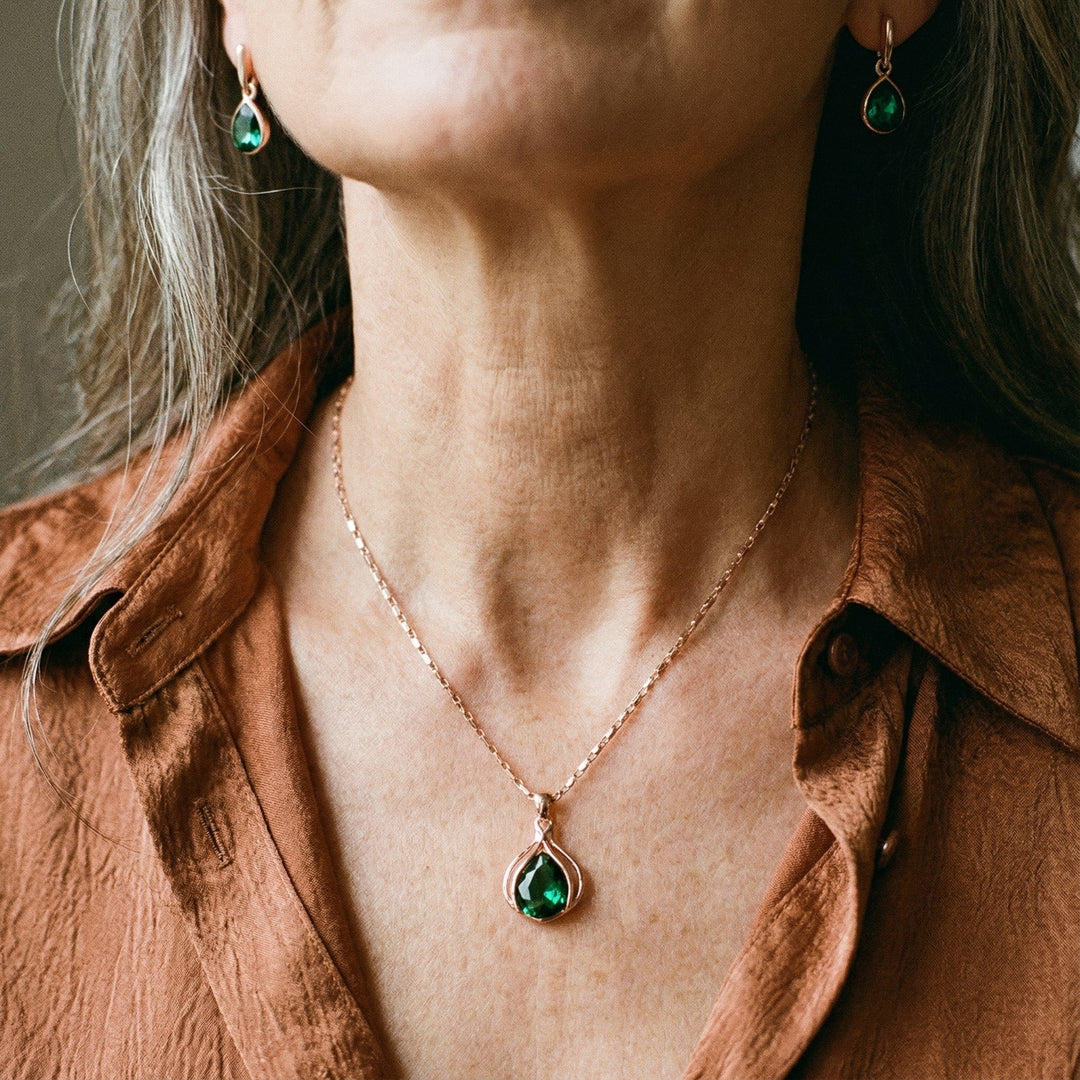 Zaļā un zelta kristāla kaklarotu un auskaru komplekts