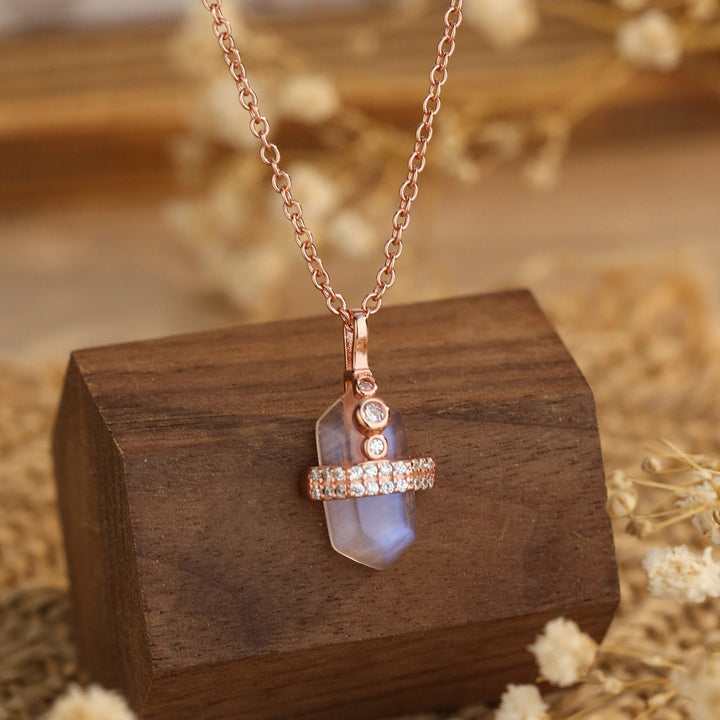 Kaklarota Emma ar Mēness Akmeni