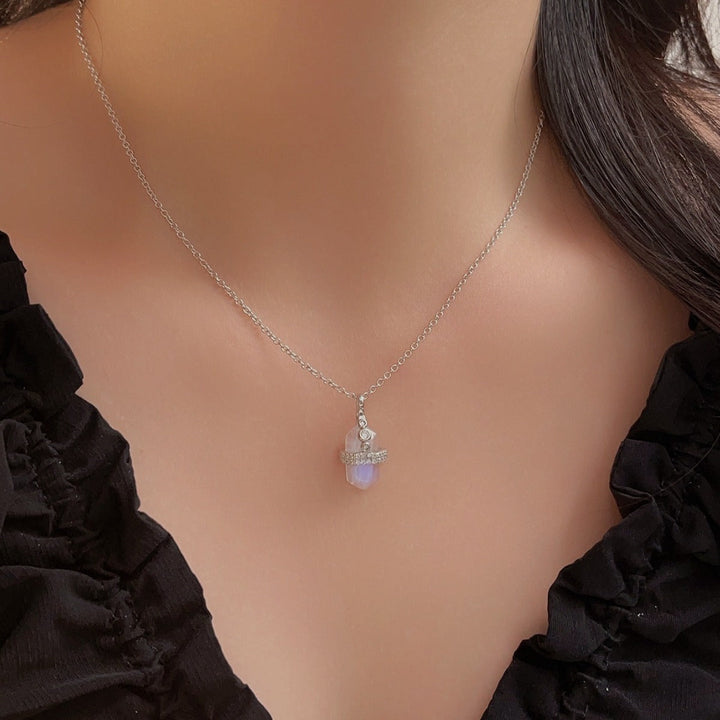 Kaklarota Emma ar Mēness Akmeni