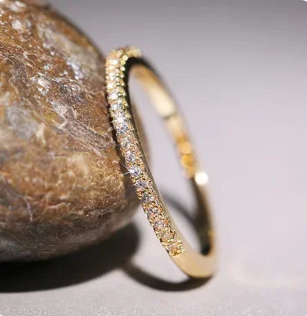 Gredzens ar kristāliem