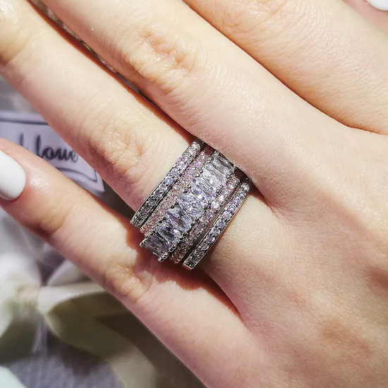 Vienkārši gredzeni ar akmeni sievietēm