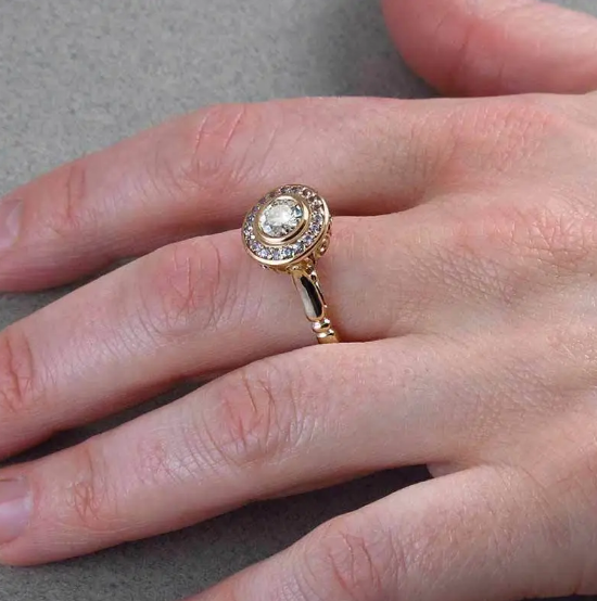 Gredzens ar mikroinkrustācijām zeltā