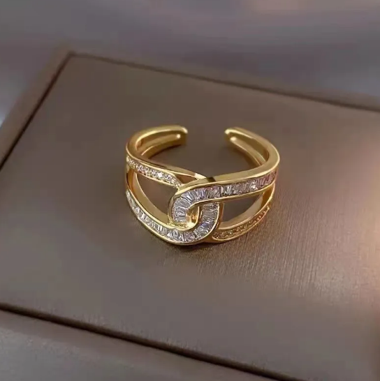 Atvērts gredzens ar diviem dimantiem C un cirkoniem