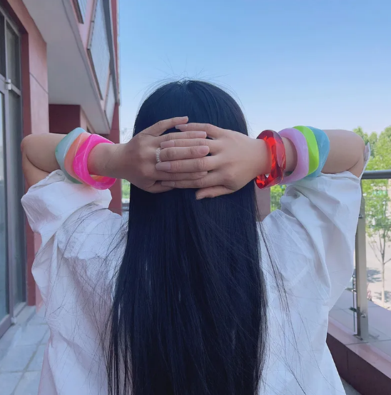 Krāsaina Kvadrāta Aproce no Akrila