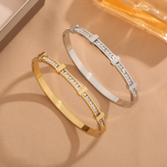 Vienkārša ģeometriska atvērta rokassprādze ar divām zirkona kārtām