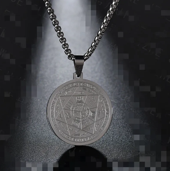 Kaklarota ar Tritone eņģeļa piekariņu Sešas zvaigznes