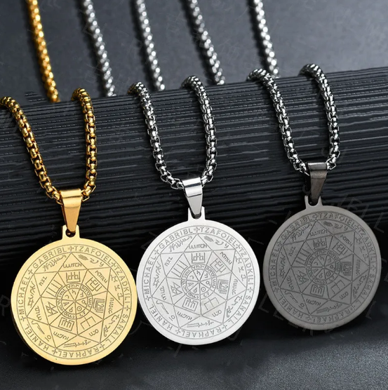 Kaklarota ar Tritone eņģeļa piekariņu Sešas zvaigznes