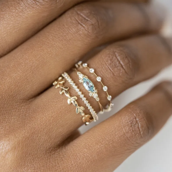 Kvadrātveida Zirkonija Gredzens ar Četriem Dimantiem