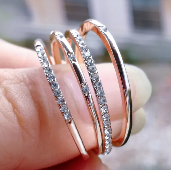 Kvadrātveida Zirkonija Gredzens ar Četriem Dimantiem