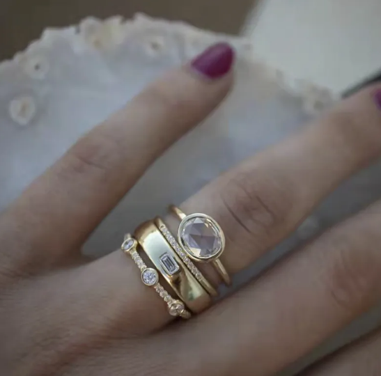 Kvadrātveida Zirkonija Gredzens ar Četriem Dimantiem