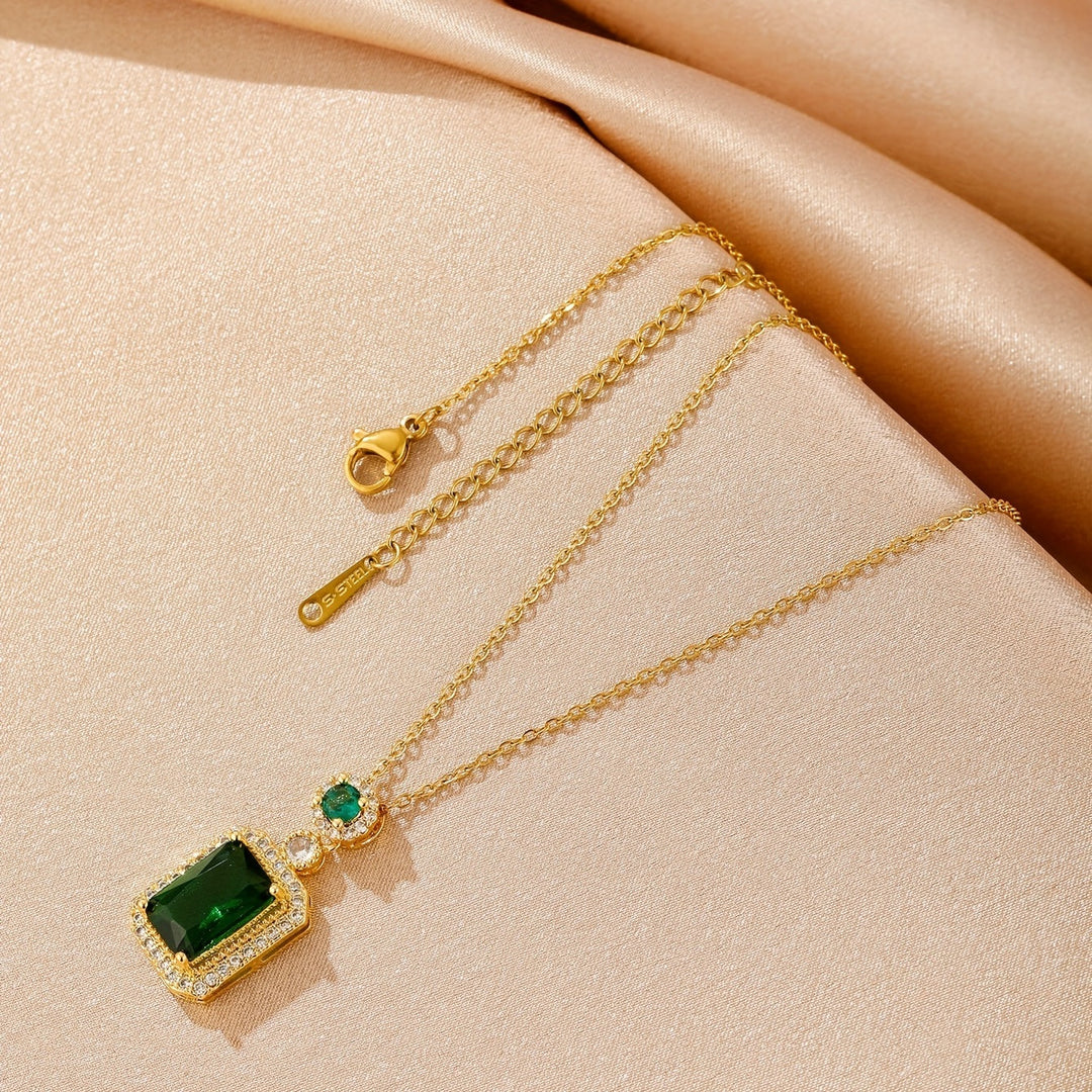 Greitas kaklarota ar smaragda akmeni