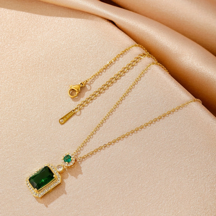 Greitas kaklarota ar smaragda akmeni