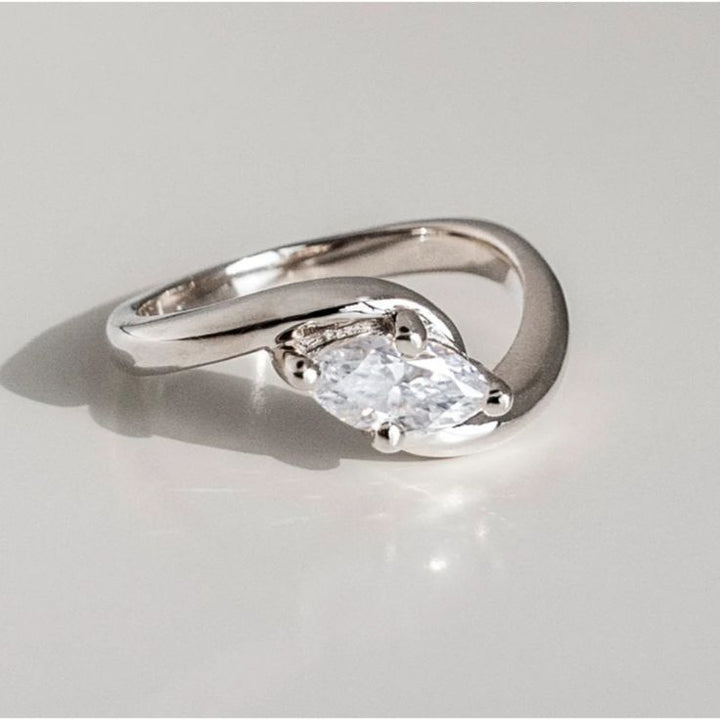 Vintage gredzens no viļņotas sudraba ar zirkoniju