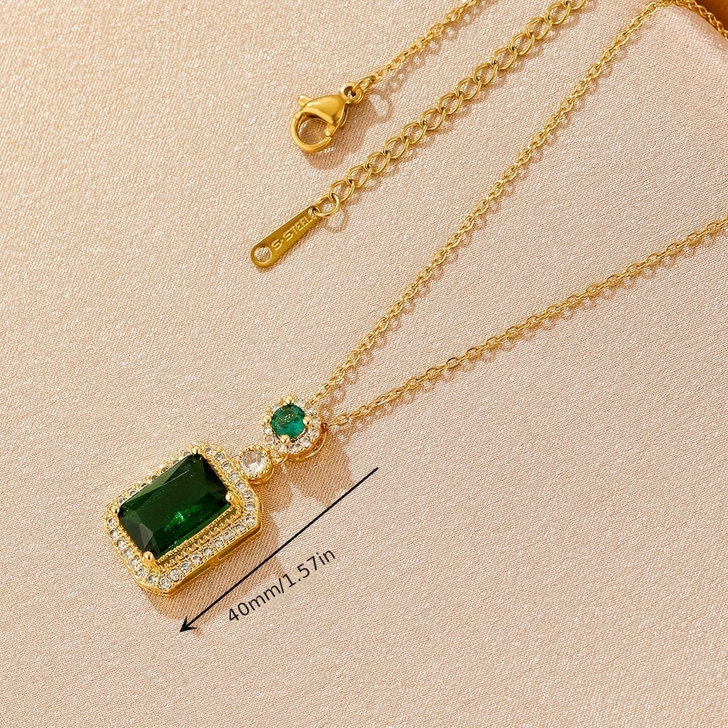 Greitas kaklarota ar smaragda akmeni