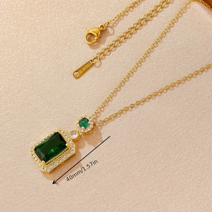 Greitas kaklarota ar smaragda akmeni