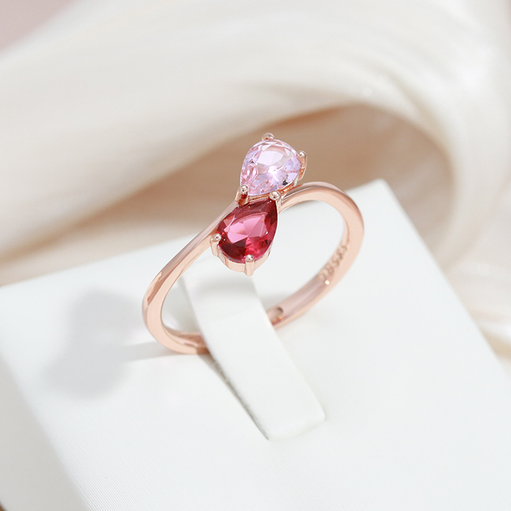 Eleganta gredzens ar sarkano kristālu zeltā