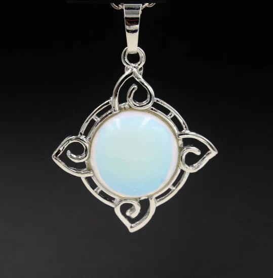 Gisela kaklarota ar Mēness akmeni