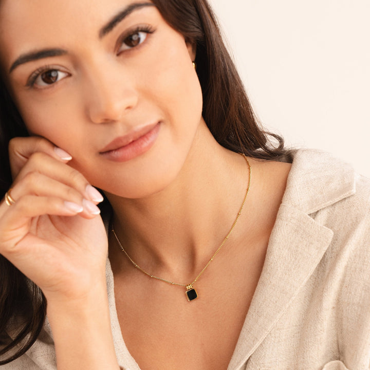 Kaklarota ar Kulonu Lucia Melnā Krāsā