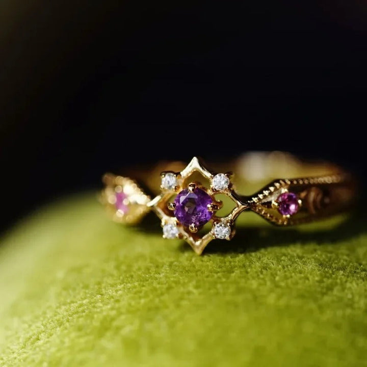 Regulējams ģeometrisks vintage gredzens zeltā un ametista violetā kristālā