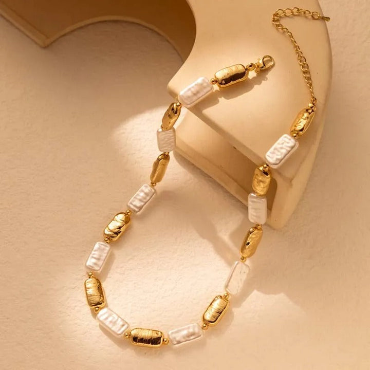 Vintage kaklarota ar zeltītiem un baltiem taisnstūra pērļu elementiem